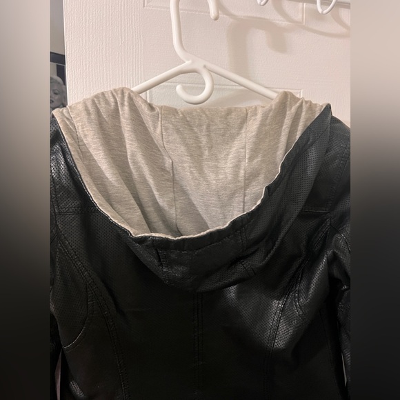Mint condition leather jacket with a hoodie like inside - Picture 8 of 12